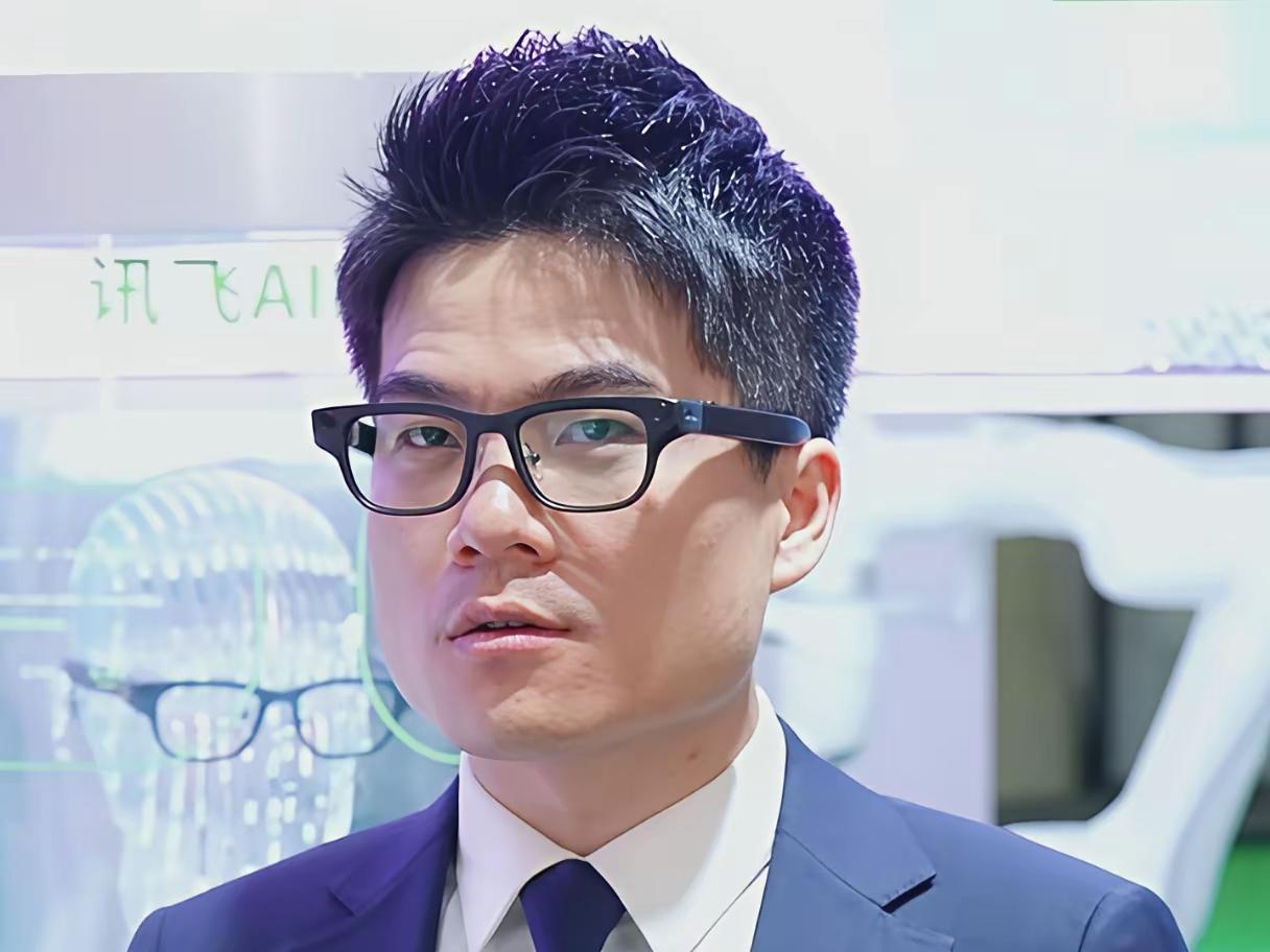 昨晚宇辉在消博会现场，戴上了高科技的眼镜，气质拉满。[呲牙]

评论区里有人说：