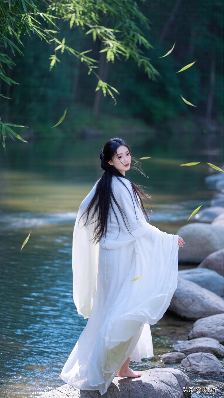 一位姑娘在河边穿着白裙，好美！
