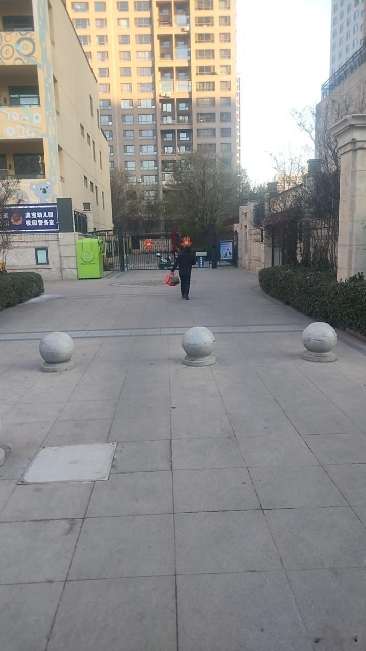 清晨六点，霜花还在窗棂上打盹，我已把围巾绕成一朵云，推门去赴一场与冬天的约会。街