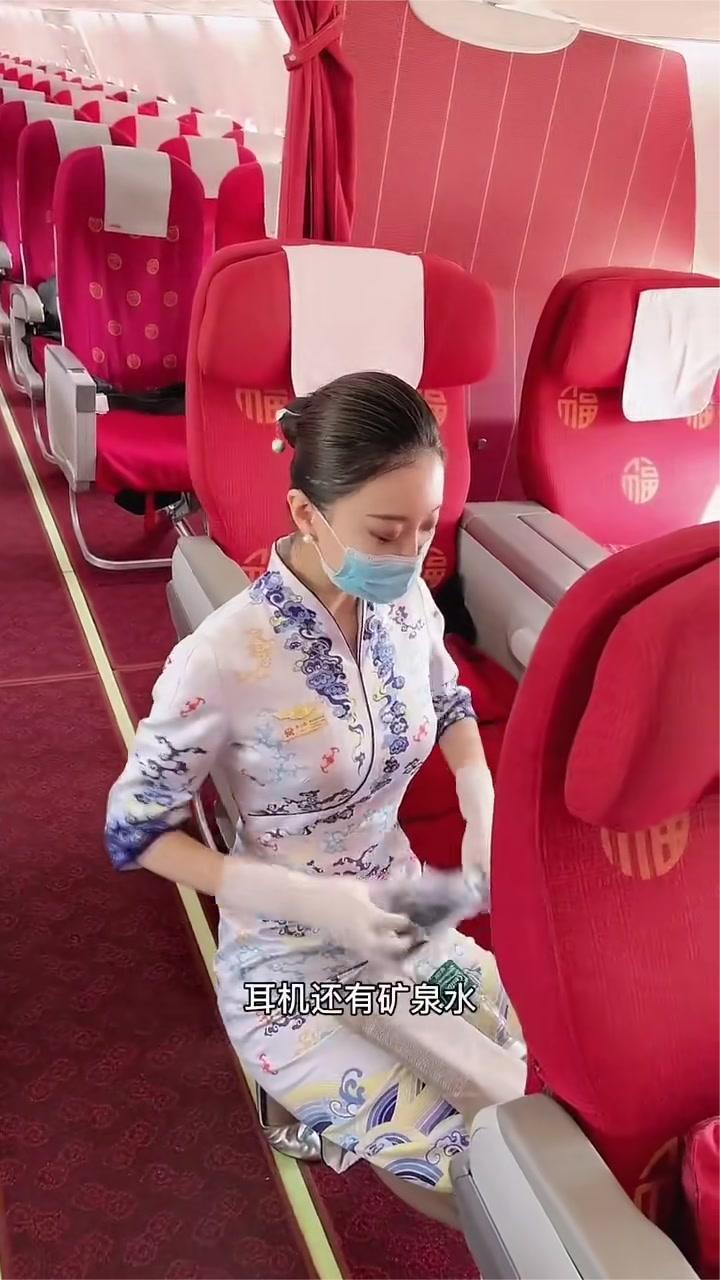 大家知道我在干嘛吗？现在是航前准备阶段，我在头等舱为旅客准备报纸、拖鞋、耳机还有