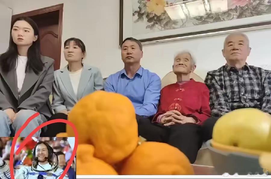 神19返回，3名航天员的家人看直播:1、王浩泽家人，河北滦州，在自己家2、宋令东