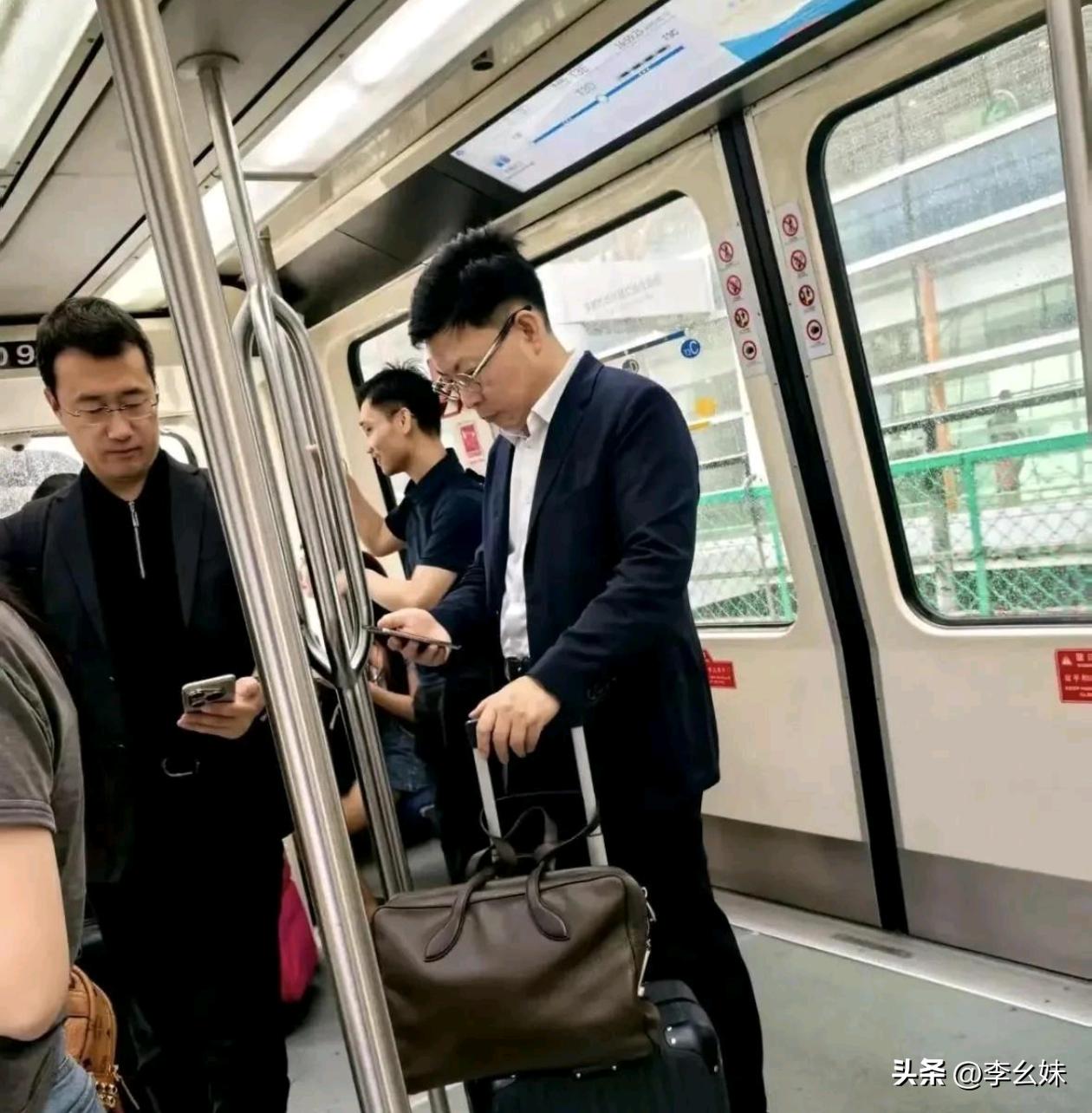 这人感觉怎么这么眼熟呢，有没有认识的朋友