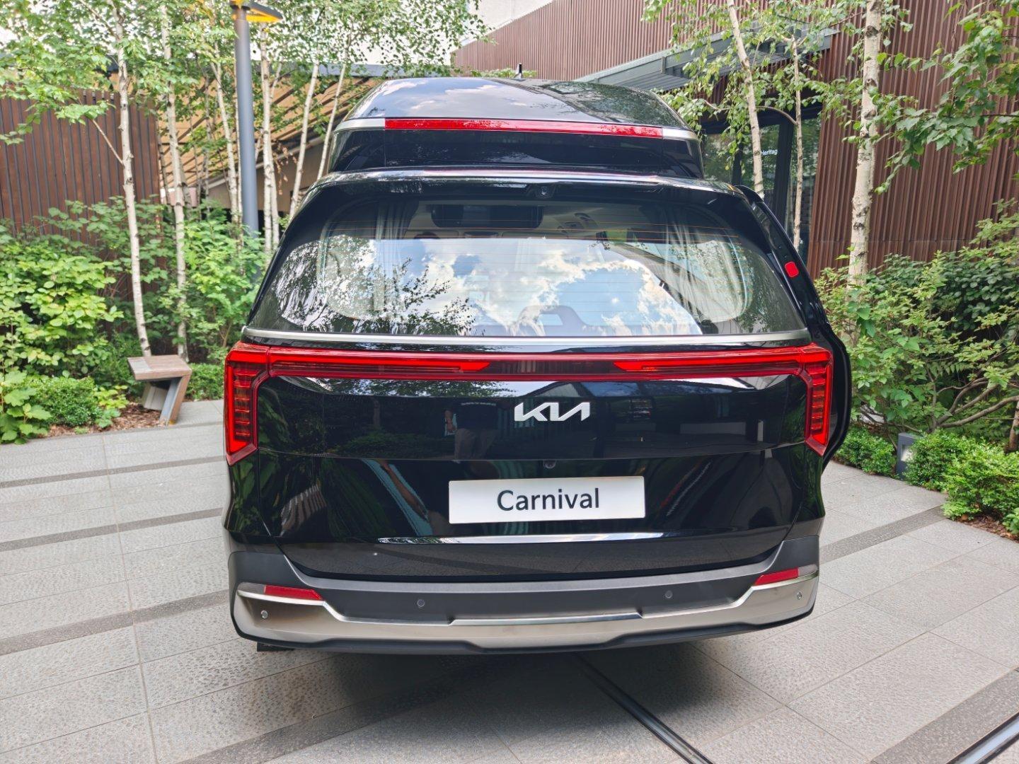 在首尔的 KIA360 旗舰店，我们拍摄到了起亚嘉华 Hi-Roof 高顶版。这