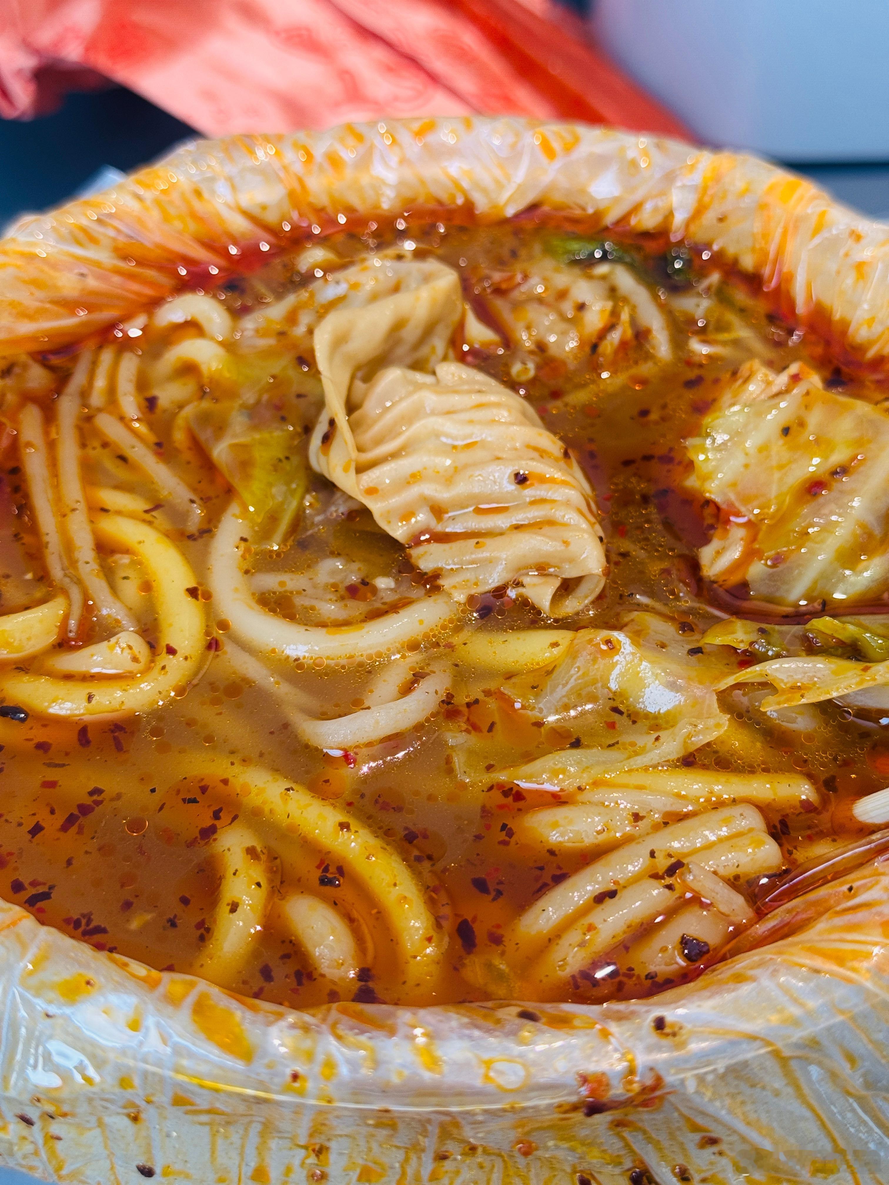 我低估了沈阳麻辣烫的辣度……正常辣……第一口……就好辣！！ 东北人也这么能吃辣吗