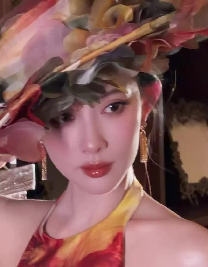 今夜的红毯是时空虫洞！但丁的玫瑰在她指尖绽放，布达佩斯的暖玉缀在腰间，连晚风都带