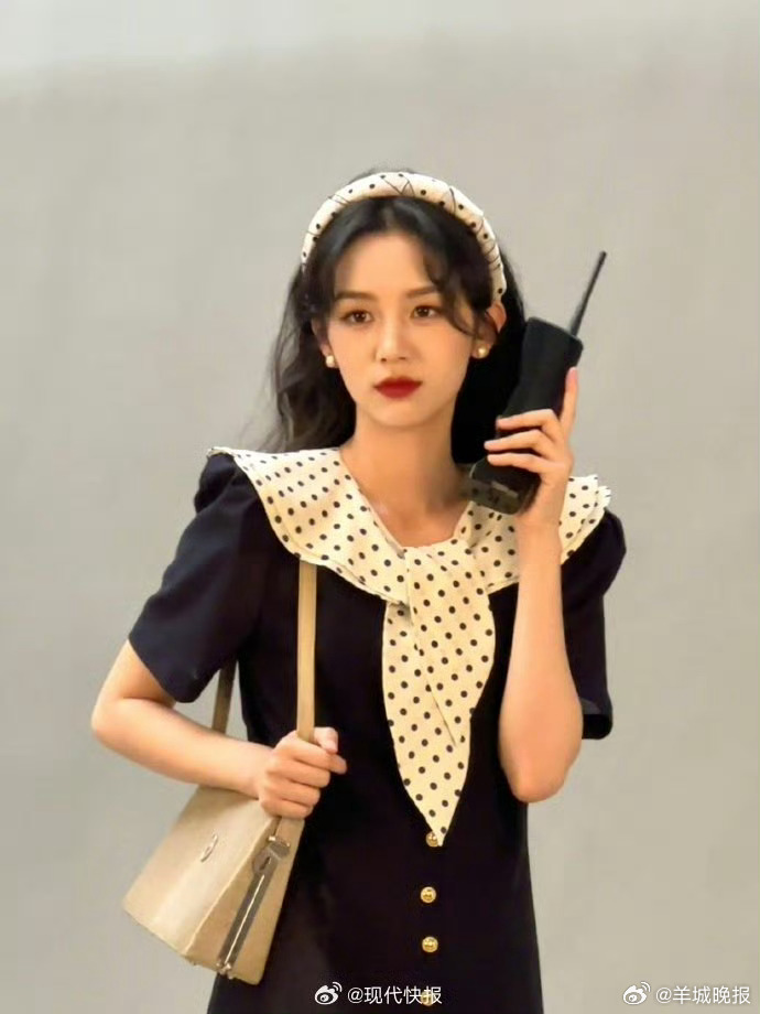 #周也露娜服饰live九宫格#【#周也复古波点裙造型#】3月23日，晒复古波点裙