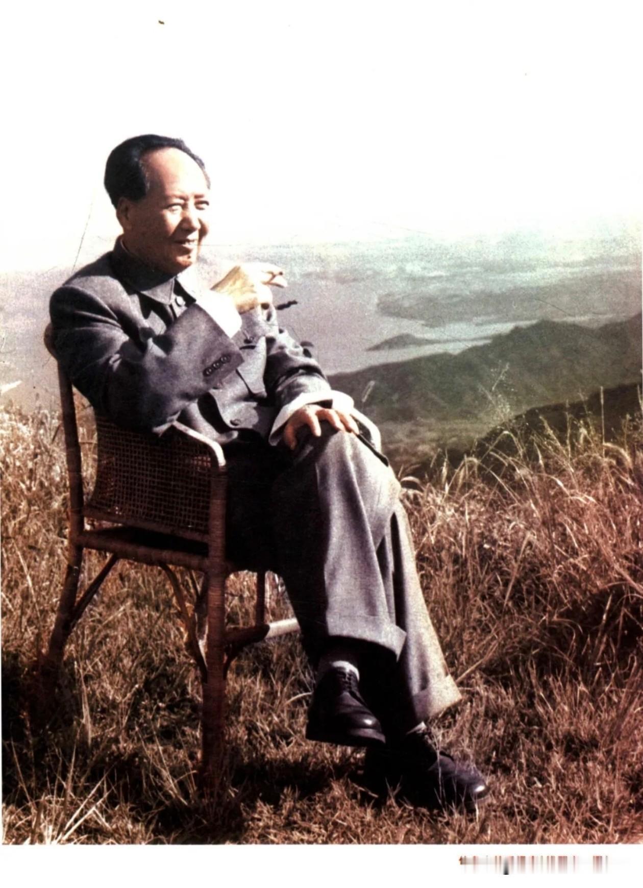 清平乐·六盘山

天高云淡，
望断南飞雁。
不到长城非好汉，
屈指行程二万。
六