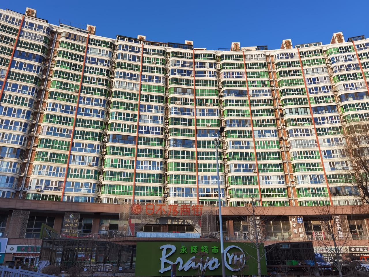 承德富华商贸城也叫日不落商城，但很明显是日薄西山的感觉。

富华商贸城位置优越，