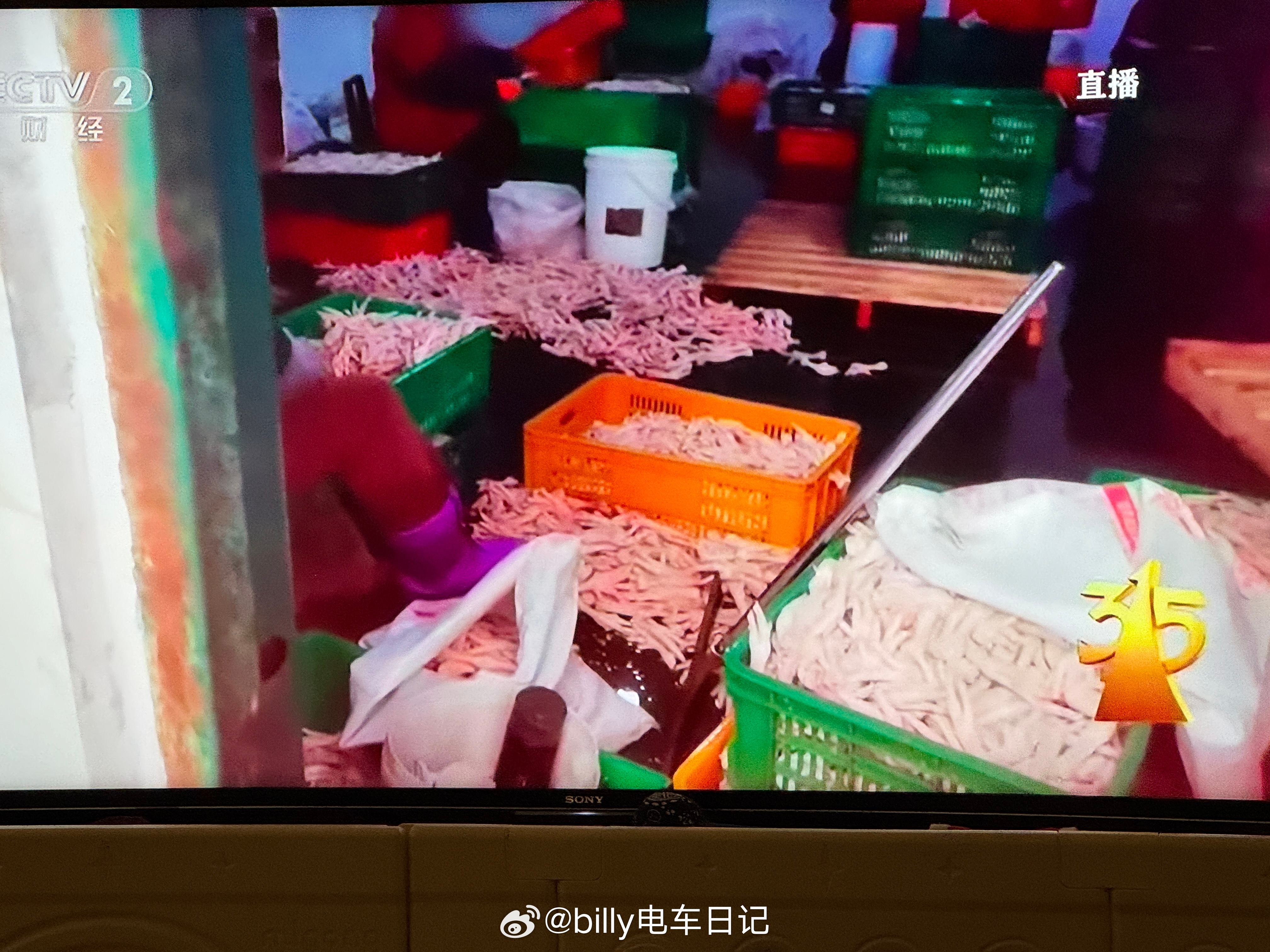 今年第一个不敢吃的食品登场：泡椒凤爪…无良商家居然加了双氧水…干…没人性啊！这种