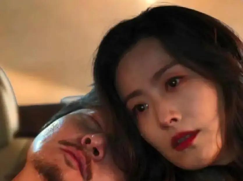 真舅舅比剧里矮13厘米
 
铁岭早市，65岁崔国明拎着芹菜，被游客追着喊老舅。他