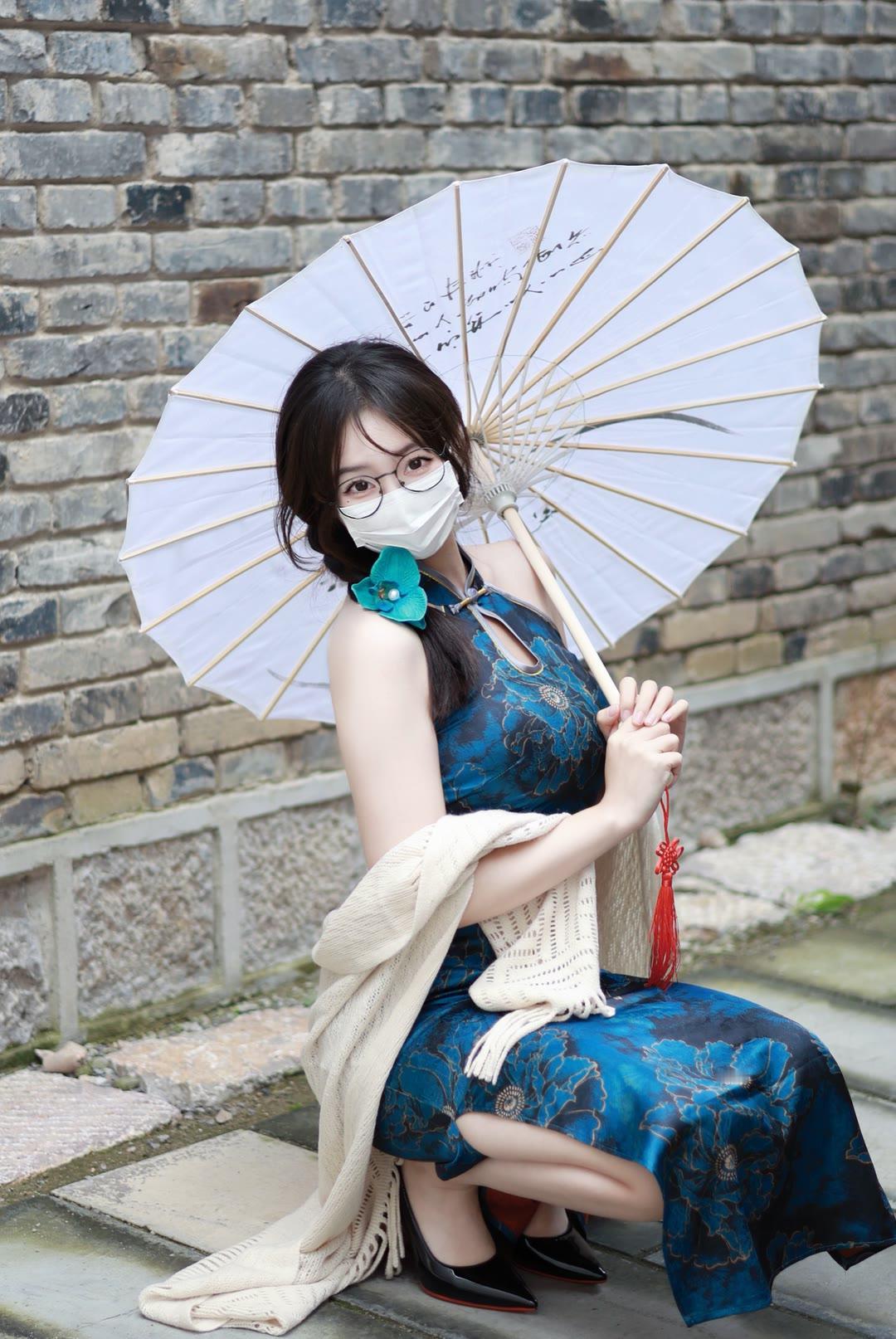 为什么旗袍腿部两边要开叉旗袍开叉核心是兼顾实用性与美感：早期为方便女性行走、骑马