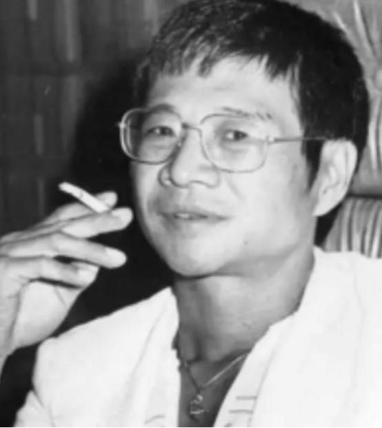 1957年，倪匡伪造多种公章、证件、介绍信，由内蒙古畏罪潜逃至广州，七月间偷渡至