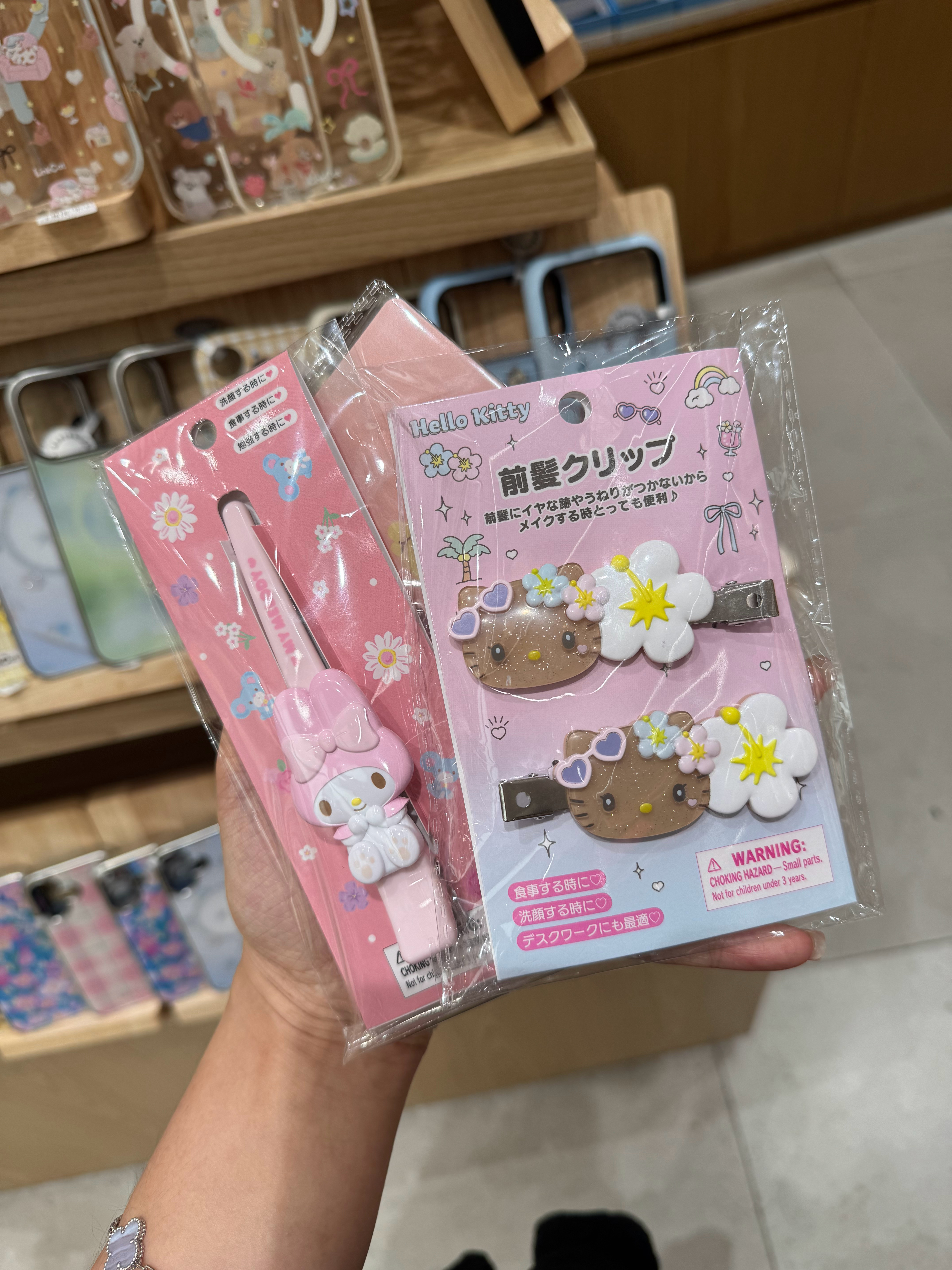我那天去逛街，发现现在线下都有这个发夹！！怒买了两个 ​​​