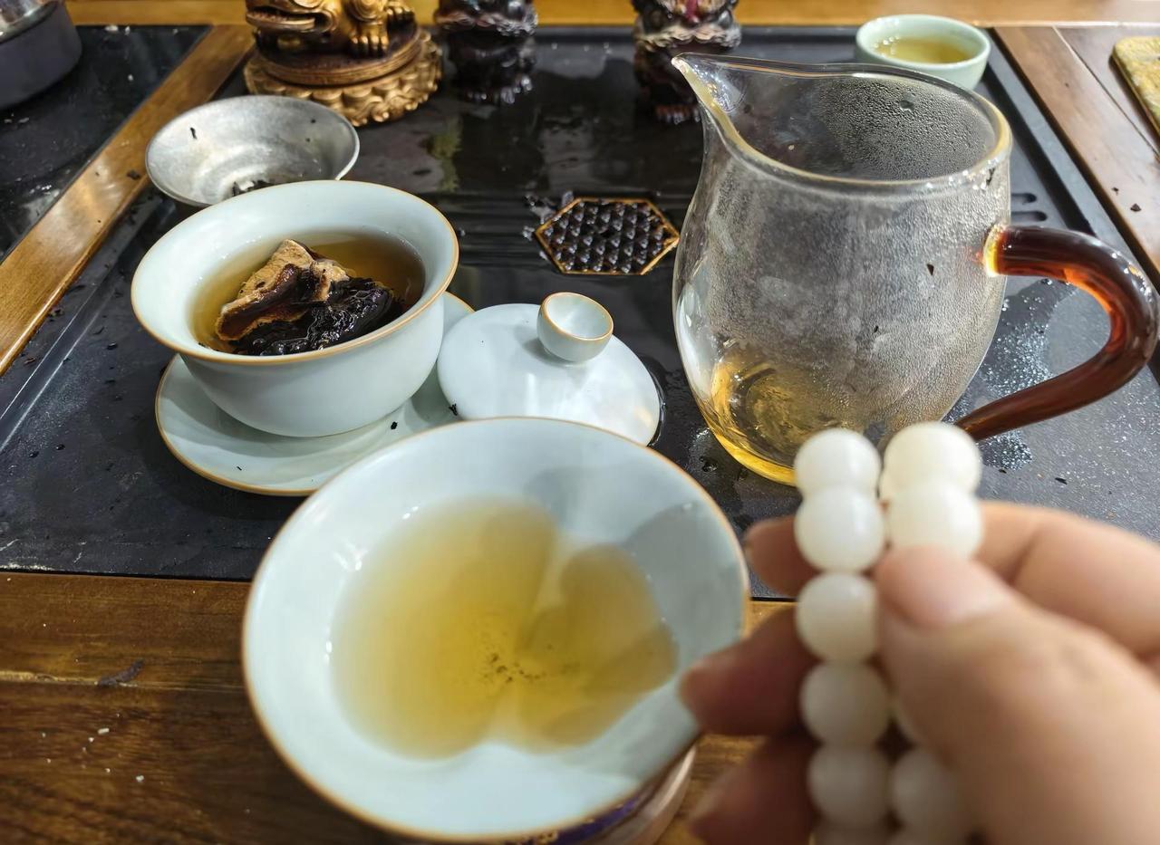 我亲爱的爸爸 ，如果你现在看到你的女儿既能独挡一面又在一个人的时候偷偷掉眼泪，你