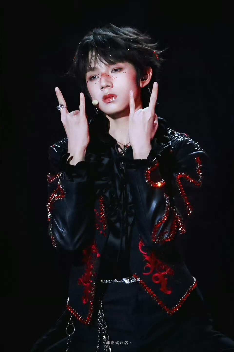 王橹杰新音美杜莎舞台出图，简直就是一个暗夜吸血鬼啊