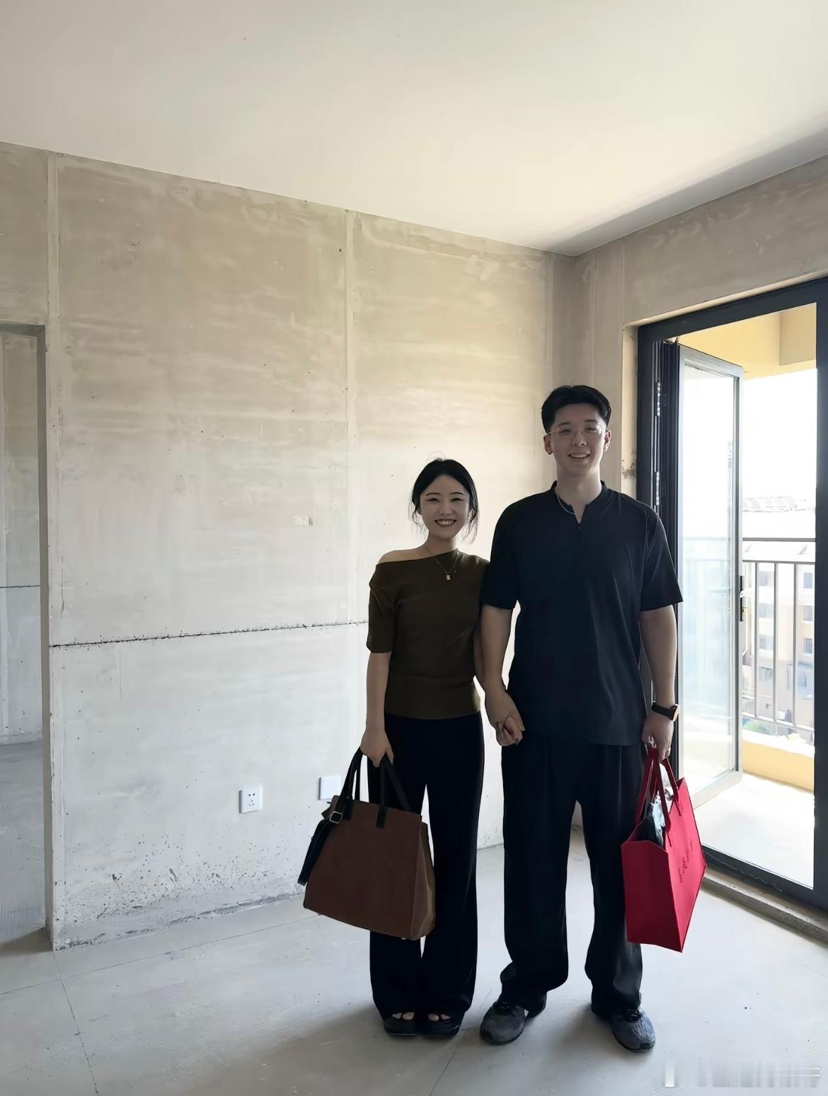 在未来的家留下的第一张合影 ​​​