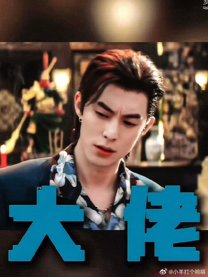 王鹤棣上一秒baby下一秒daddy宇航服里还是清爽少年，切到特工造型直接气场两