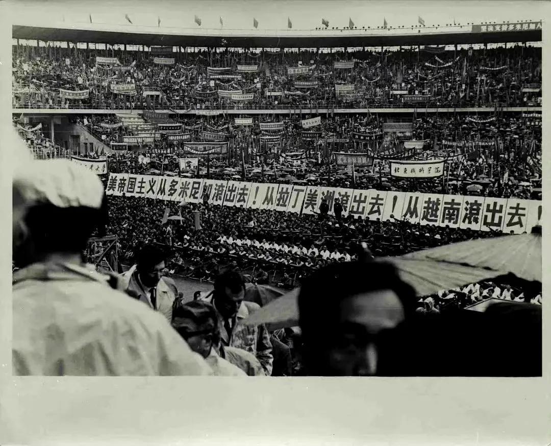 1965年，号称能容纳百万人的北京体育场集会抗议美国的侵略行径。标语上写着:美帝