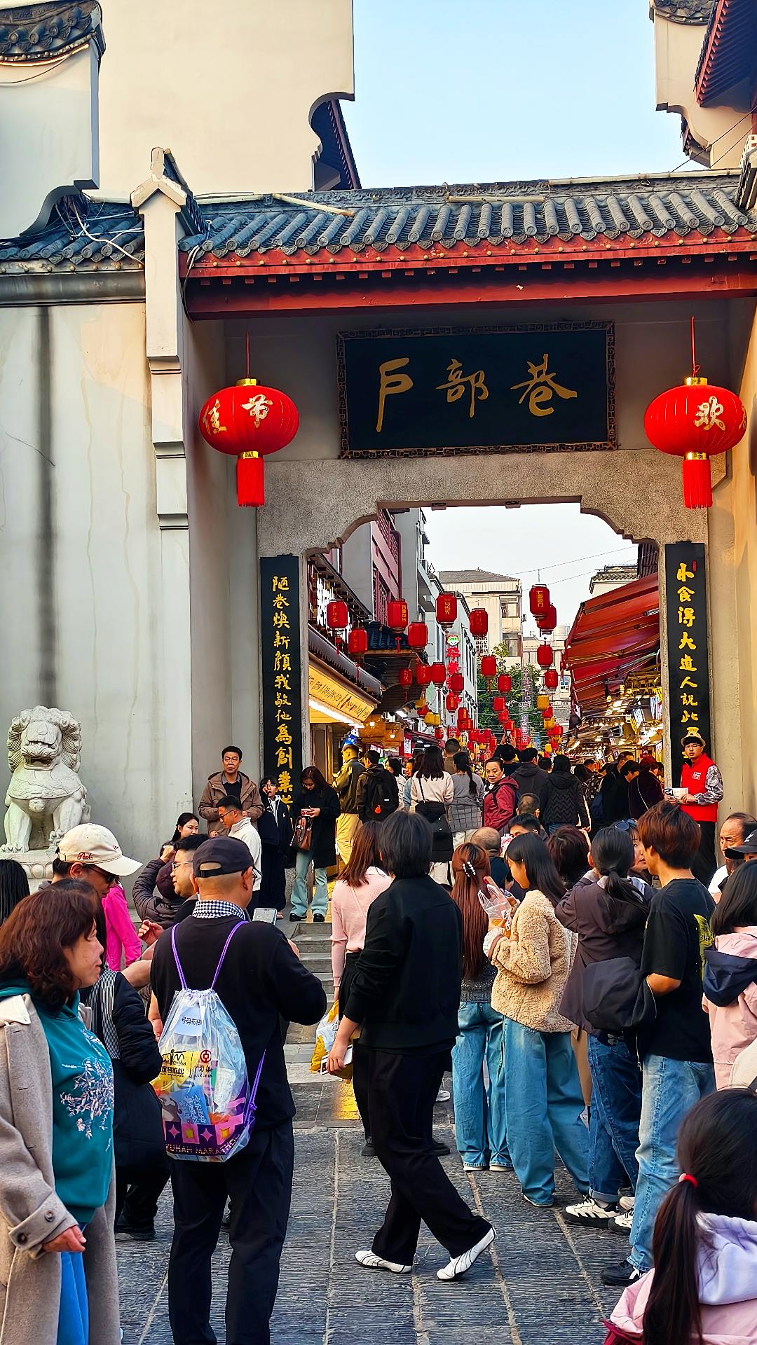 来武汉就要来户部巷走一趟， 武汉的美食都聚集在这里， 看看有没有合你口味的。