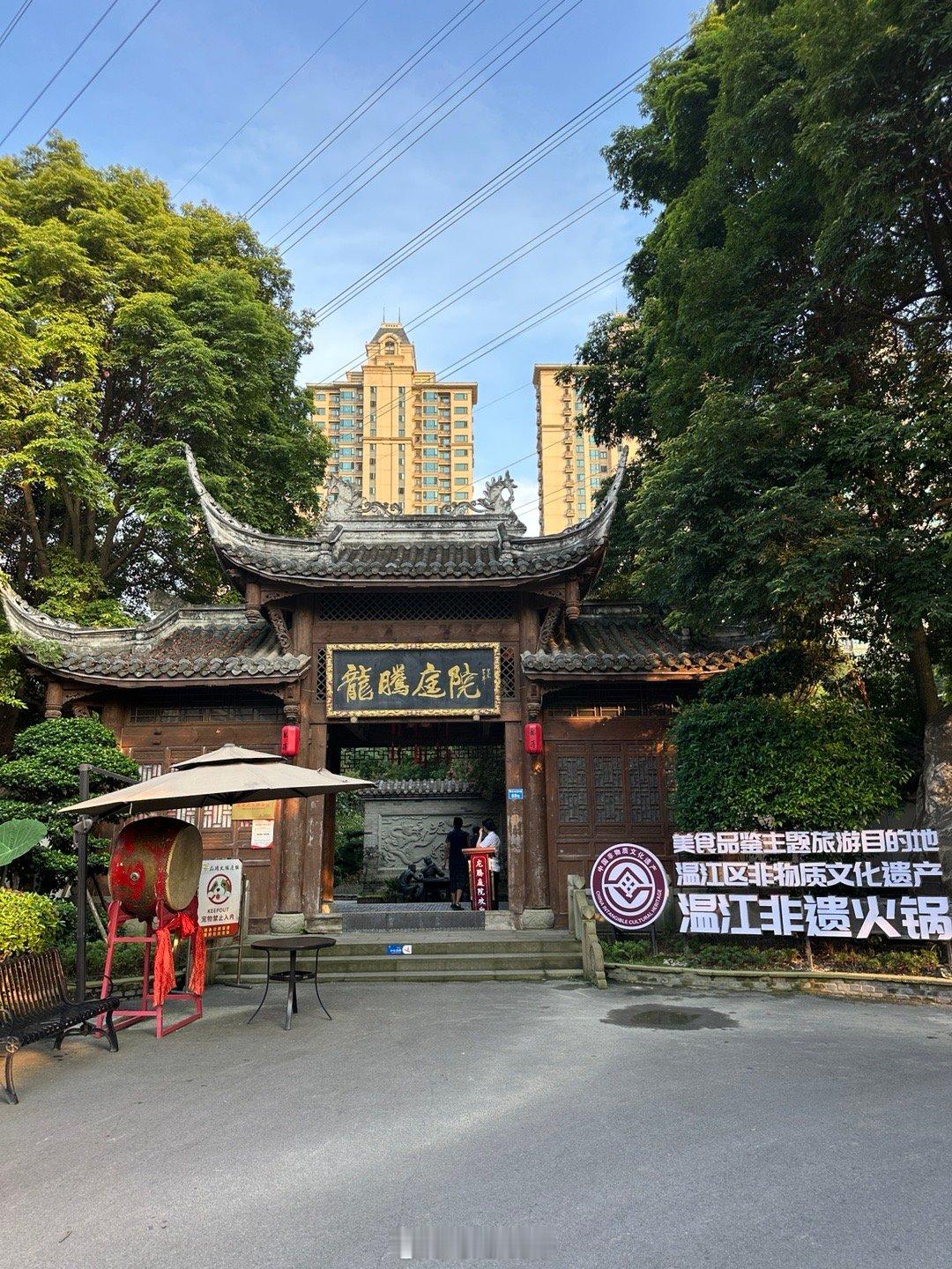 找到组织了～[笑而不语]第一次参加猛士官方车友会的聚会，全国很多车友会代表都在。