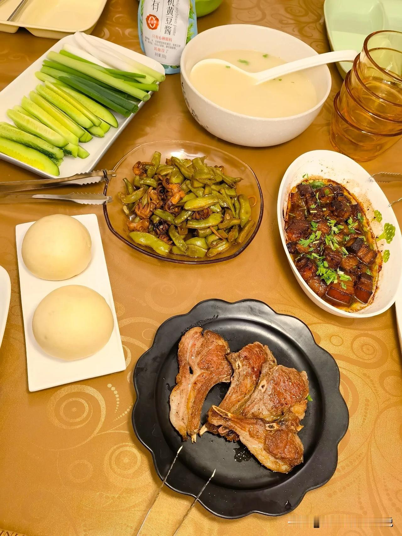 假期第四天的四人食晚餐完成，可以结束一天的忙碌了。

黄油煎椒香有机小羊排
墨鱼