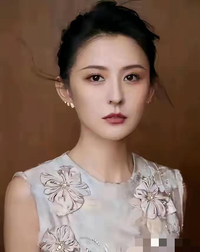 热依扎说：现在我已经39岁了，有个五岁的孩子，是未婚生的，很多人议论，但我不在乎