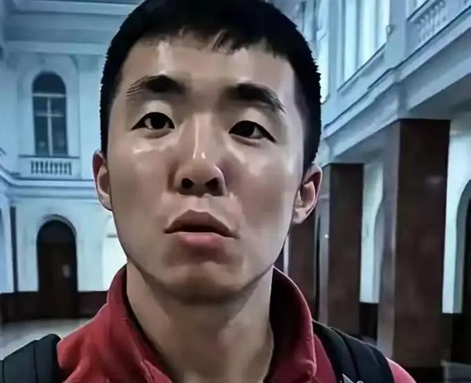 前有陈宇昕课堂嚣张身披旭日旗，后有扬州橘荣机械“一起披”——这不是巧合，而是肆意
