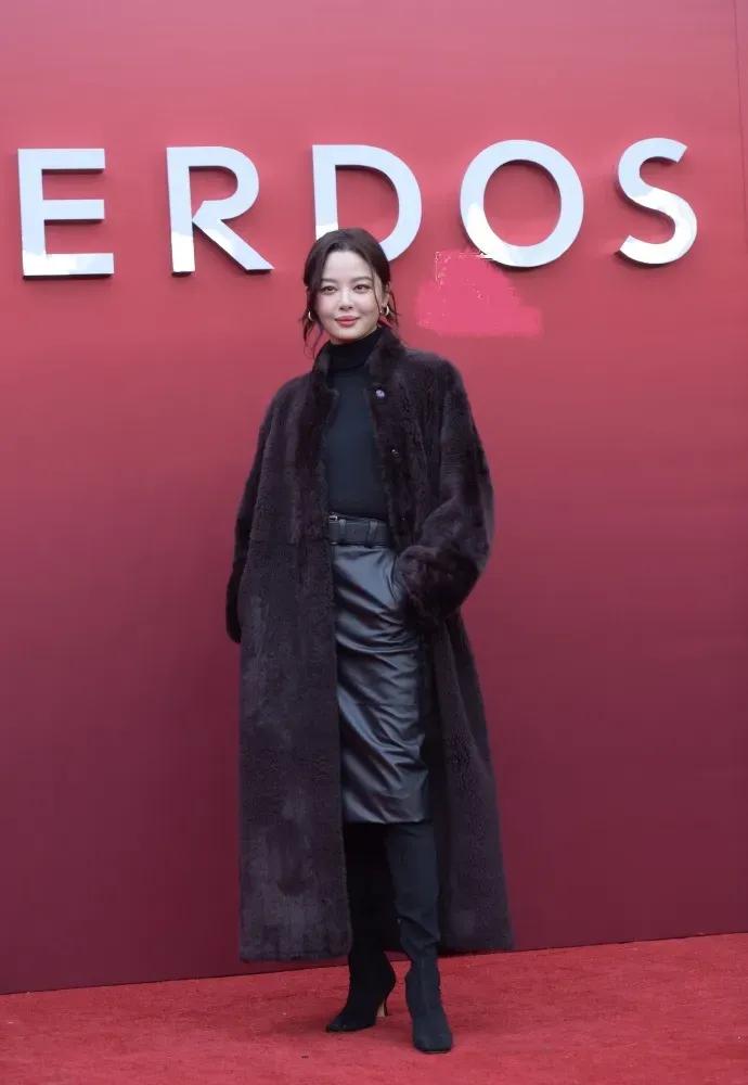 辛芷蕾这造型太绝了！皮草配皮裙又A又飒，状态年轻到犯规
 
辛芷蕾出席时尚活动的