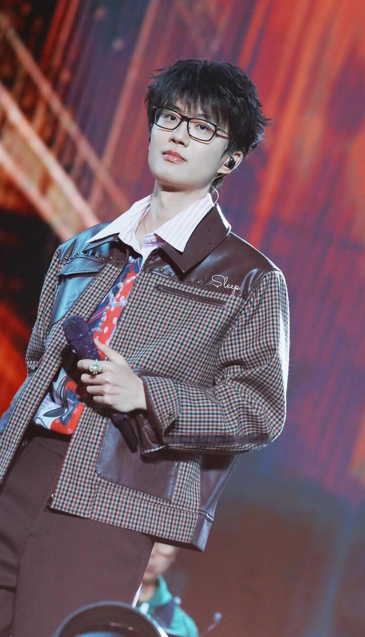 一整天，就为了听许嵩唱一首《有何不可》。
粉丝说：“音乐节很苦，下次还会来。
”