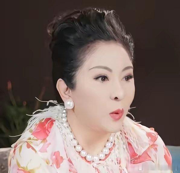 哈哈哈，向太太逗了，又在直播间骂周星驰，嫌他票房好，说他“不知感恩”。就是老板和