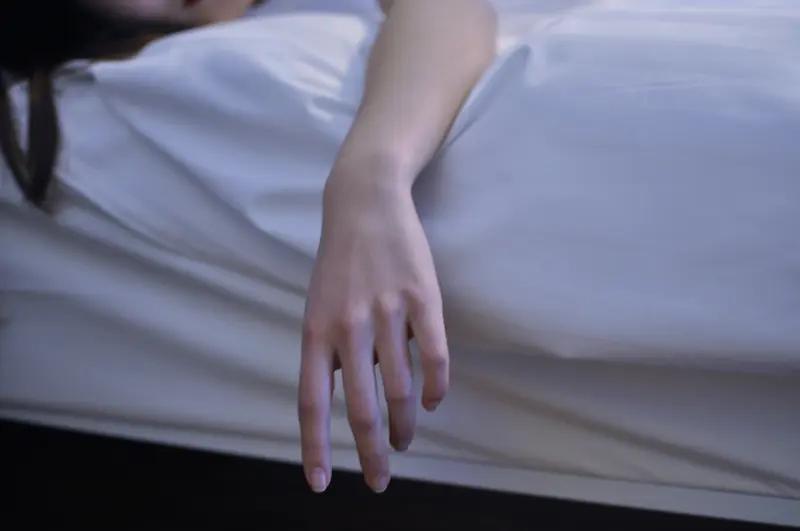 做春梦真的好羞耻啊！我最近就做了个超脸红心跳的春梦，情节那叫一个香艳，可关键时候