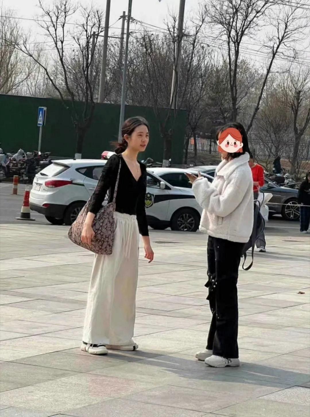 网友街头偶遇黄多多完全就是孙莉的翻版 