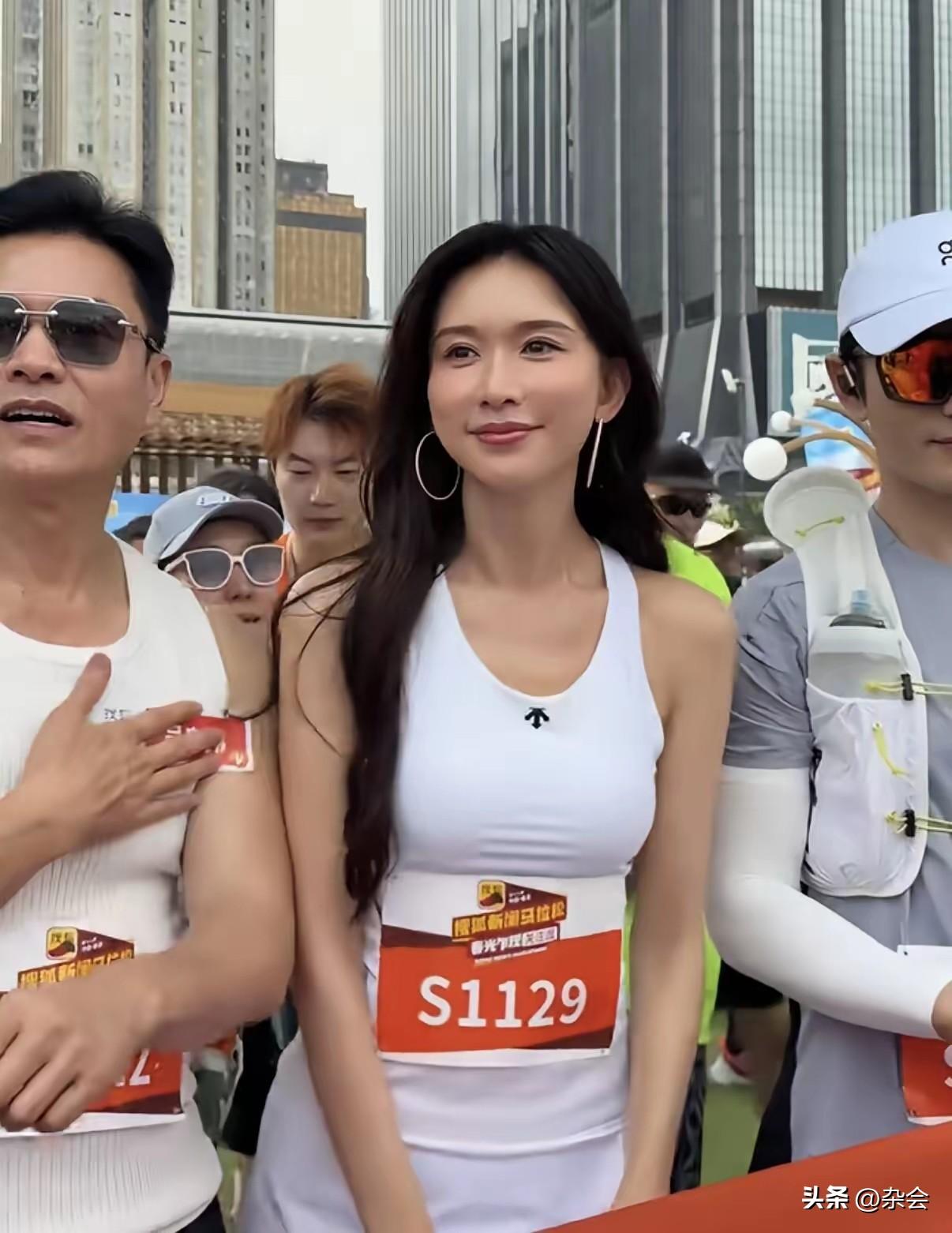 香港马拉松现场太热闹了！没想到林志玲也来凑热闹，这状态真的绝了！
在一众男星里，