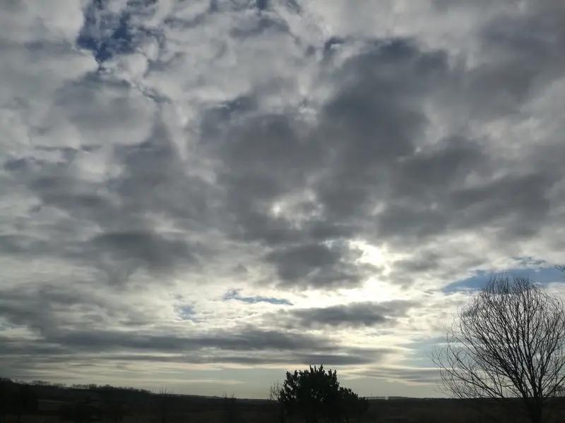 手机拍拍天空，能拍出好多不一样的美。夏天的天空超宝藏，蓝天白云看着就让人心情好。