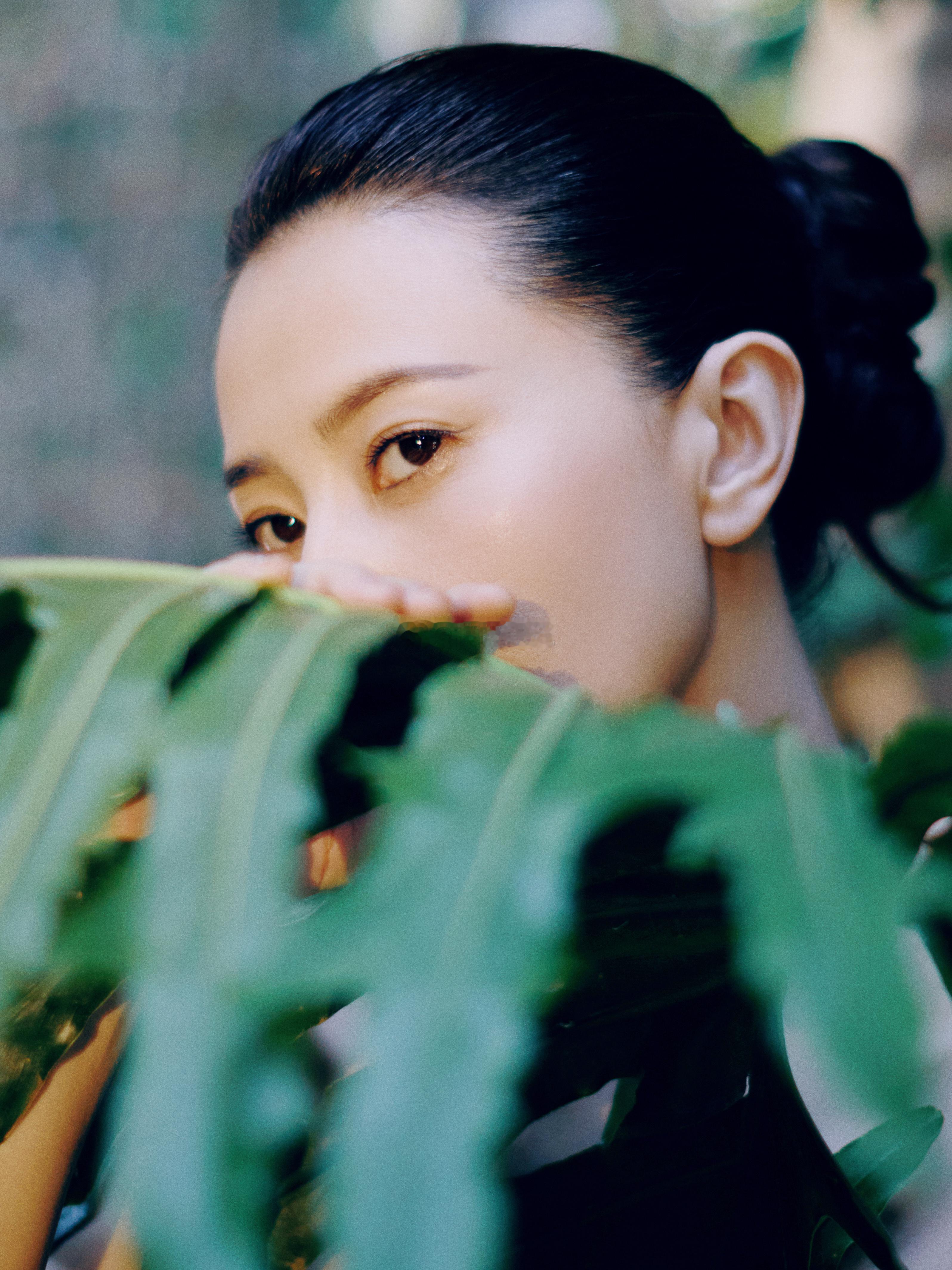 高圆圆线下活动状态  救命！高圆圆一亮相直接美成焦点收割机！现场的她身着简约大气