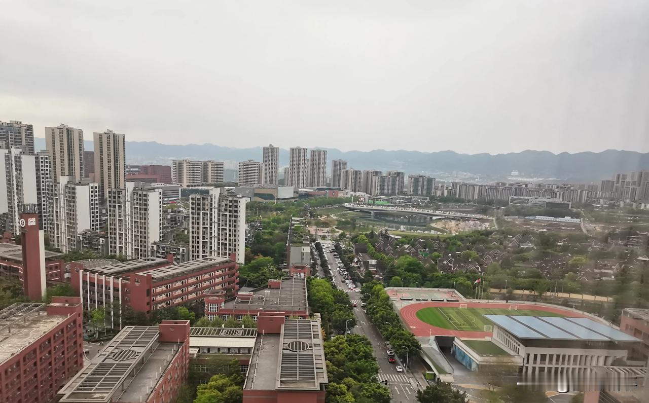 近几年重庆北部城区发展太快了。
其中例如渝北区与北碚区之间即将做到无缝衔接；另外