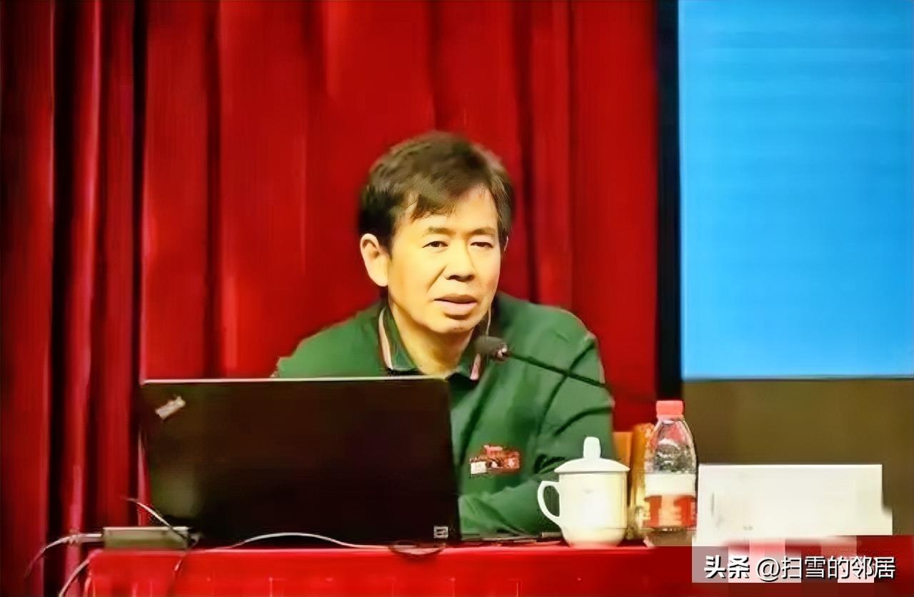 戴旭曾表示：航母、五代机、远程导弹堆起来也没用，如果不敢亮剑、不给挑衅者代价，中