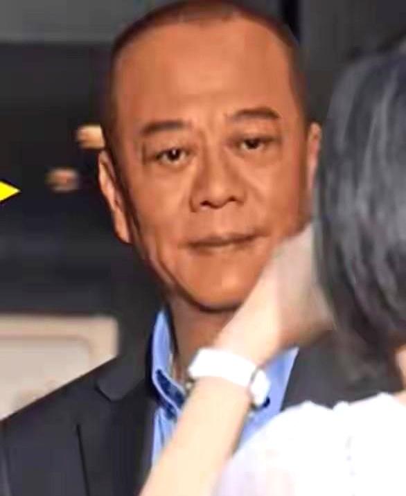 当镜头再对准欧阳震华，那个被喊“欧阳胖胖”的圆润轮廓，像被岁月削去一圈。
短发、