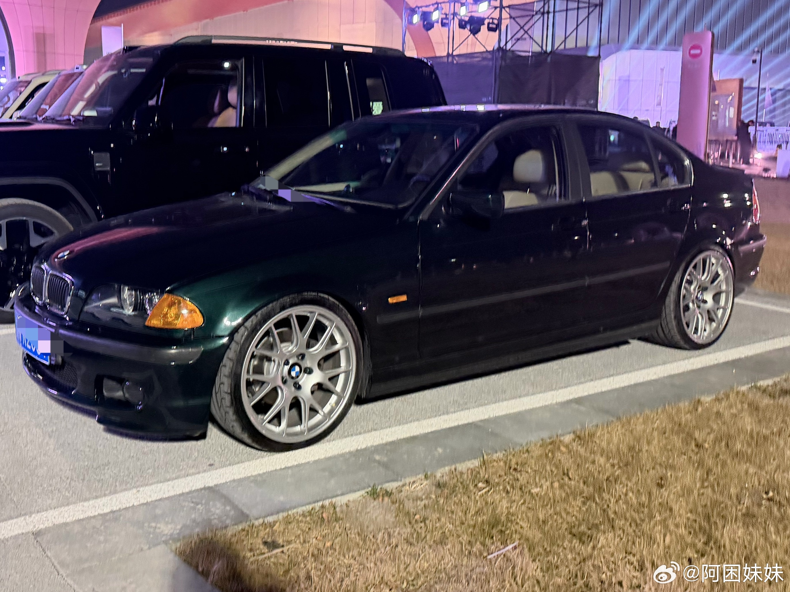 不愧是“最纯粹的驾驶之车”，这轮毂改的真挺好看，这个漆面也很好看，要不是改装费钱