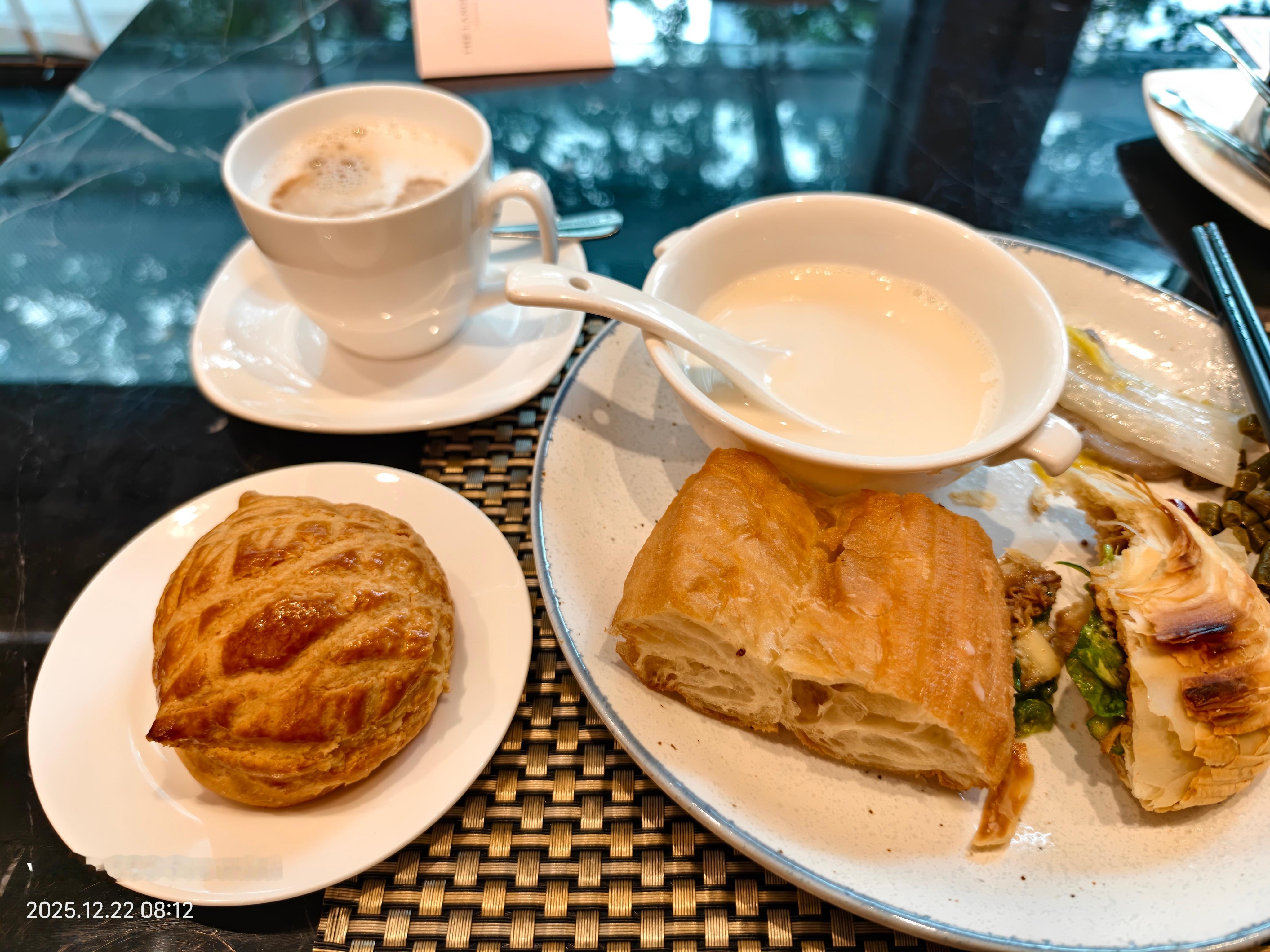 吃中式早餐显老，还是再配一份咖啡菠萝包吧哈哈哈哈哈