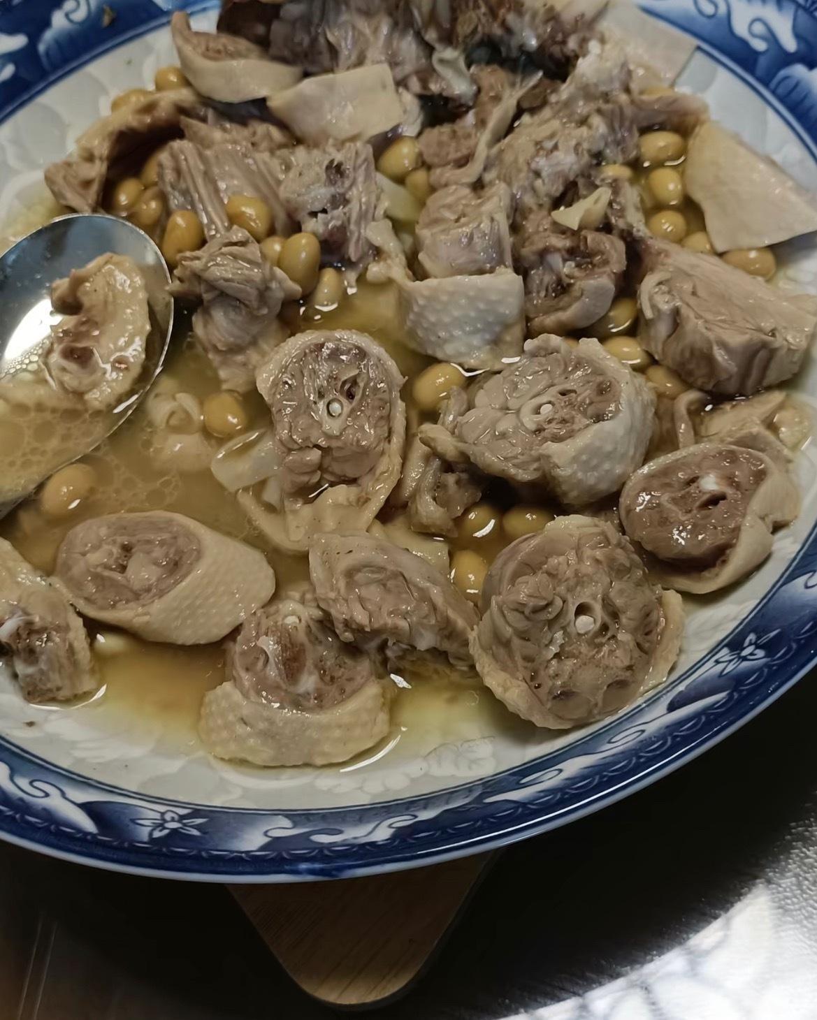 【玉林小摊车买半边鸭肉有这么多鸭脖】5月30日，网友爆料称：玉林市某地路边小摊车