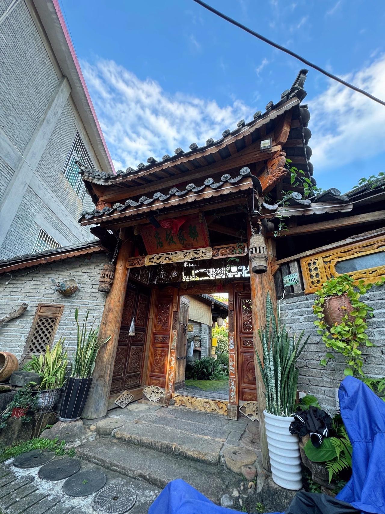 帮你们踩好点了，芒市农家乐，安静、好吃，还有小浪猫～19:30的芒市，依旧蓝天白