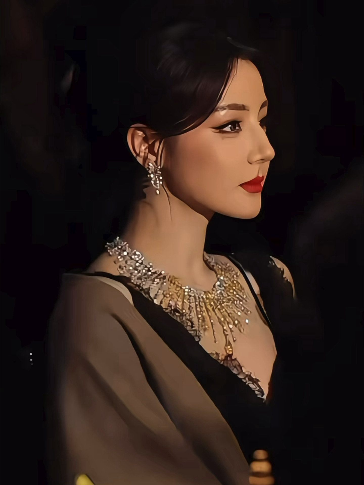 热巴今天美神降临了，好锋利的美貌，这个鼻梁是真实存在的吗迪丽热巴迪奥活动直拍