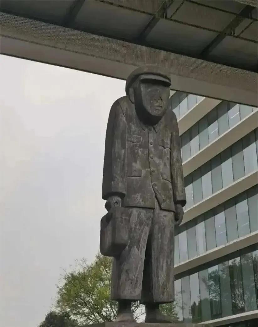 据说这个是阿里巴巴集团的雕像，这是认真的吗？这是啥意思？有啥含义呢？ ​​​