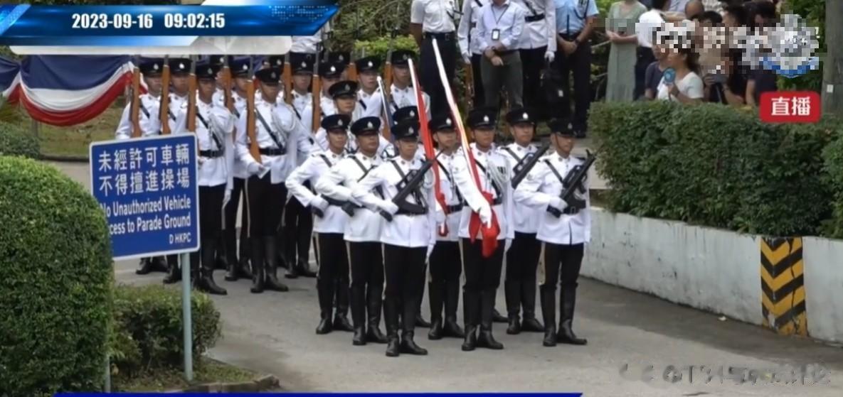 香港警察学院9月16日的毕业典礼中，国旗班已经用上95式无托步枪。
但是学员仍使