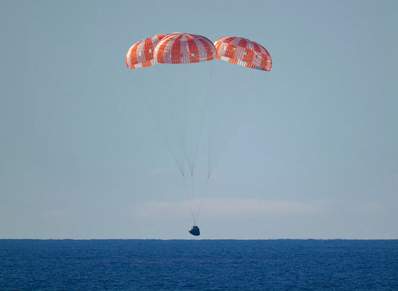 美载人绕月飞船返回地球最新消息：当地时间4月10日下午，北京时间今天（4月11日