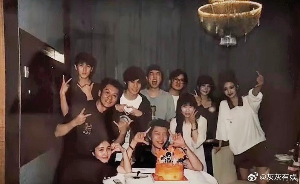 跑男团给范丞丞庆生范丞丞晒跑男最新庆生合照，都喝酒了吧脸上都红扑扑的哈哈 