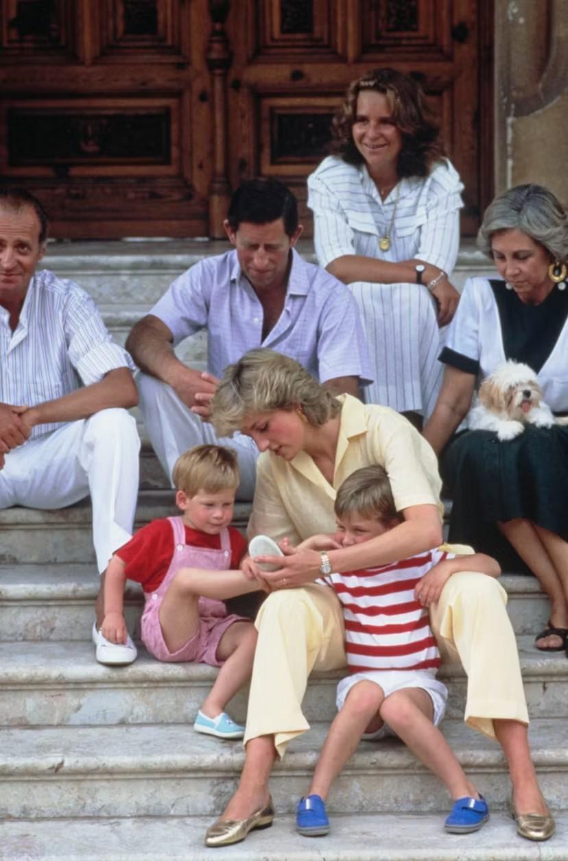 西班牙前国王重炒和戴妃的陈年旧八卦，还爆她是双面人。这段被写进前国王回忆录《和解