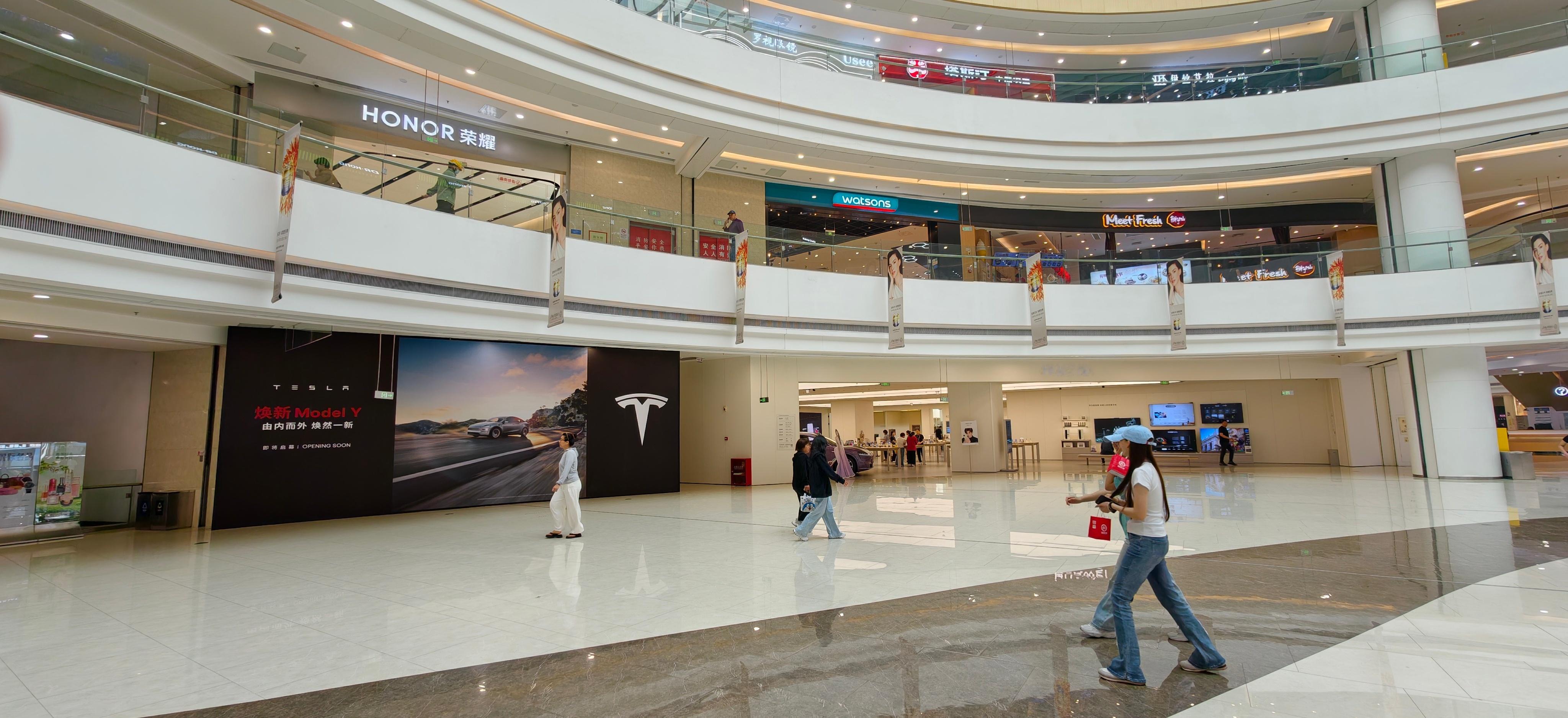 我们这首家特斯拉门店要来了～就开在华为体验店旁边，紧挨着问界[并不简单]  ​​