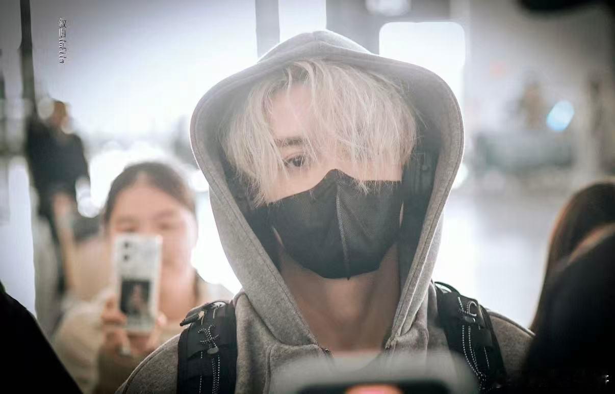 曾舜晞第一章出国曾舜晞这波机场路透太绝了！全黑穿搭自带贵气少年感，哪怕口罩遮面，